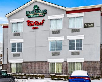 HomeTowne Studios by Red Roof Southfield - Southfield - Gebouw