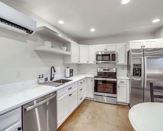 Central & Modern Studio w/ Workspace in Owasso! - Owasso - Küche