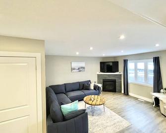 Blue Coral Peaceful Cottage Getaway - Grand Bend - Living room