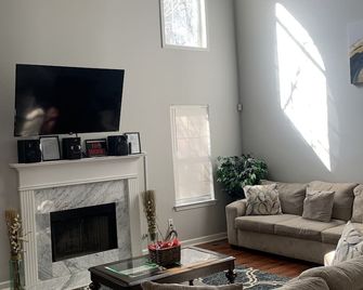 Spacious & Private 3 bedroom Home - Lithonia - Sala de estar