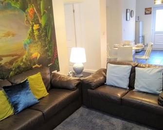 Modern comfy 2-Bedroom flat in St Helens - St. Helens - Living room