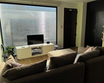 Enjoyable apartment with safe parking, laundry room & office 15min from Polanco - Naucalpan de Juárez - Sala de estar
