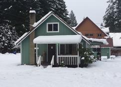 This Rock-N-Roll Cabin Is Quaint and Super Fun! - Packwood - Building