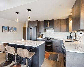 Mansfield View: 3 br, huge deck with hot tub & views! - Morrisville - Cocina