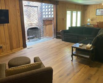 Cozy suite with fireplace. Close to hiking trails, ski resorts and family parks! - Stahlstown - Sala de estar