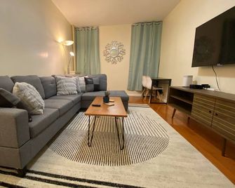 Brooklyn 2 Bedroom - 30 mins to Manhattan! Easy access to train! - Brooklyn - Salon