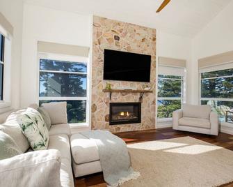 Legasea Lodge - Pet Friendly Beachfront Plunge Pool - Shellharbour - Living room