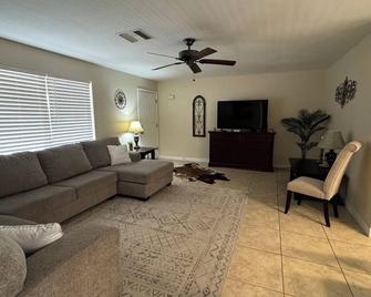 Pool home split bedroom floorplan - Lake Havasu City - Wohnzimmer