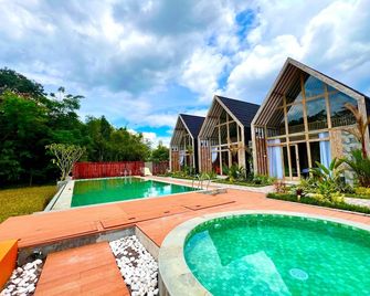 Nglaras Resort Yogyakarta - Yogyakarta - Piscina