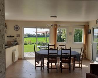 Holiday house with garden, 200m from the sea - Quettehou - Comedor