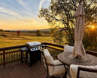 5-Minute Walk to Winery & Battlefield 1-Acre Wine Weekend Getaway w/ Fire Pit - Sharpsburg - Balcony