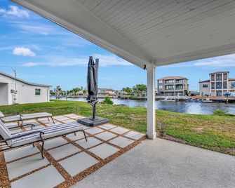 Oyster House Waterfront 3b2b Kayaks BBQ Games - Spring Hill - Balcón