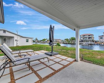 Oyster House Waterfront 3b2b Kayaks BBQ Games - Spring Hill - Balcón