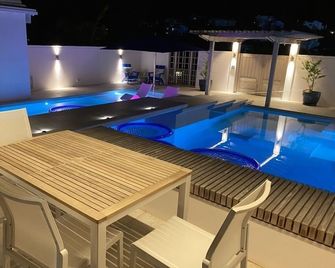 Waterfront Modern/Rustic Chic Retreat with Resort-style Pool and Sauna - Tucker’s Town - Piscina