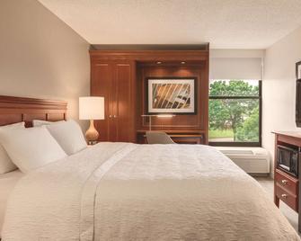 Hampton Inn Des Moines-Airport - דה מואן - חדר שינה