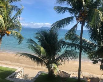 Badladz Beach and Dive Resort - Puerto Galera - Beach