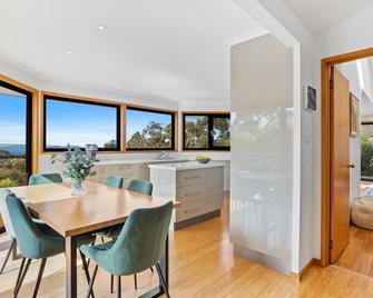 Cedar Cottages Blackmans Bay - Kingston Beach - Comedor