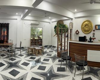 Buddha Hive and Backpackers - Bodh Gaya - Front desk