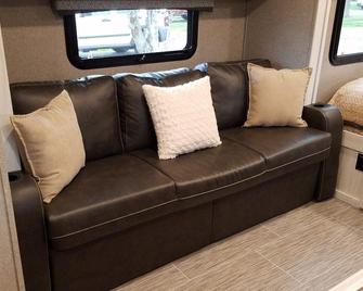 A Cozy Small Town Travel Trailer - Sublimity - Huiskamer