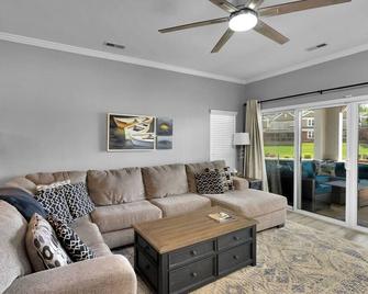 Lake Norman Dream Condo! 1st Floor, Lake View Lake Norman Vacation Rental - Cornelius - Living room