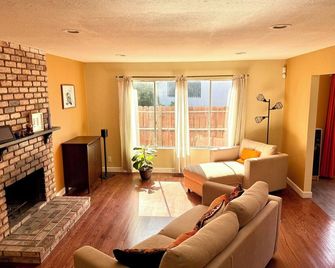Marvelous 3BR House with Garden Oasis by Zoo & Trails - Oakland - Living room