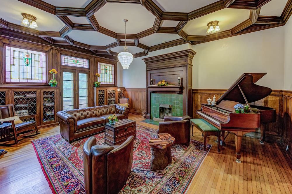 Oak Hall Bed and Breakfast - ויקסבורג - סלון