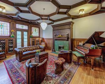 Oak Hall Bnb - ויקסבורג - סלון