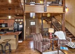Gray Goose Lodge - Private back deck, hot tub and Wifi! - Sturgis - Living room