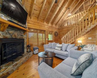 Charley Brown Cabin - Cherry Log - Living room