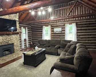 Spacious 5-bedroom log cabin home with 2 ponds and 50 acres just outside Moberly - Moberly - Living room