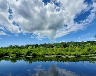 Lakefront Retreat Perfect for Families & Groups - Newton