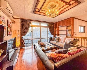 Yomitanson Resort House - Yomitan - Living room