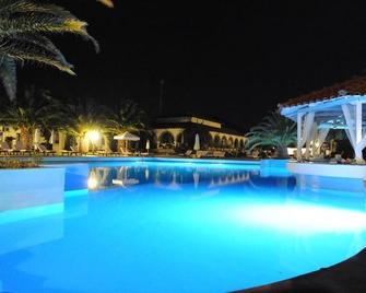 Bomo Assa Maris Beach - Pyrgadikia - Piscina