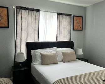 Jazzy Charmer with 3 Queen BedsJazzy Charmer - Kansas City - Habitación