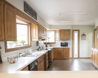 Private Farmhouse w/ Hot Tub and Fresh Eggs - Thaxton - Cocina