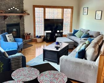 Beautiful fall views on Lake Hartwell! Deep cove! Everything you need to relax! - Hartwell - Obývací pokoj