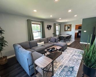Newly renovated 3 bedroom home - Franklin - Living room