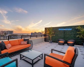 Better Choice for your Vacation! Rooftop Bar, Onsite Restaurant, Near Beach Walk - Clearwater Beach - Balkon