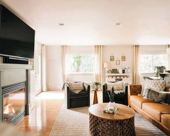 Wellness Retreat | Sauna, Cold Plunge & Hot Tub - Broomfield - Living room