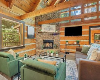 Whispering Pines - Enclosed Hot Tub/Gas Fireplace/Secluded/Sleeps 5 - Townsend - Living room