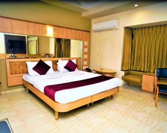 New Hotel Europa Inn - Rajkot - Bedroom