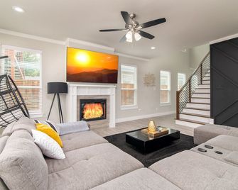 Dallas Luxury New Build Great For Large Large Groups - دالاس - غرفة معيشة
