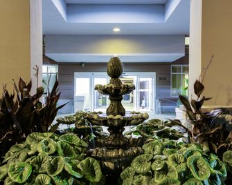 Holiday Inn Express & Suites Charleston - Northwoods by IHG - נורת' צ'רלסטון - חדר שינה