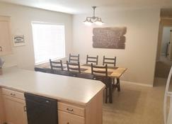 Bright Comfortable Home In Green River, Ut - Green River - Dining room