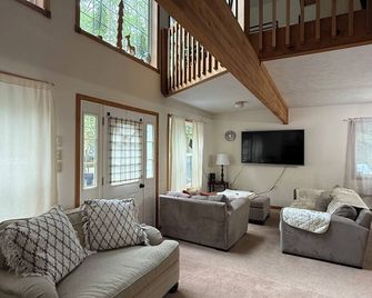 Cozy Cabin in Lake Harmony, 3Bedroom+Loft w Deck, Firepit & WiFi! Dog Friendly! - Lake Harmony - Living room