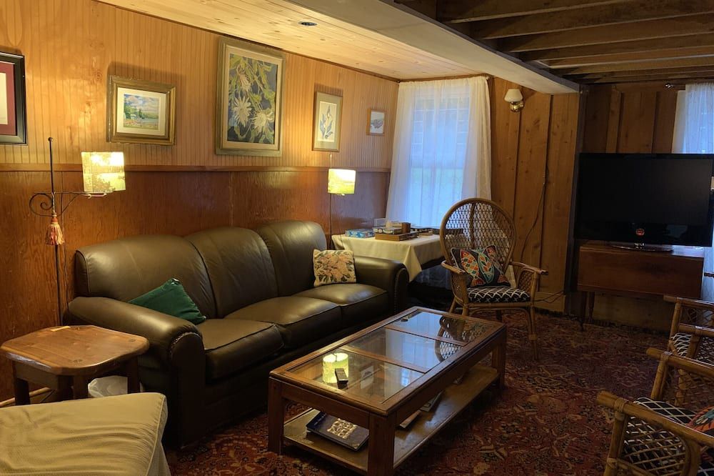 Perfect house for entertaining and minutes from the lake & our historic village