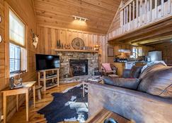 Beautiful lake front cabin nestled in the woods! - Mentone - Sala de estar