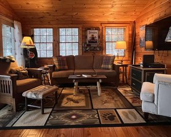 Lakefront accommodations with outdoor Jacuzzi - Caroga Lake - Living room