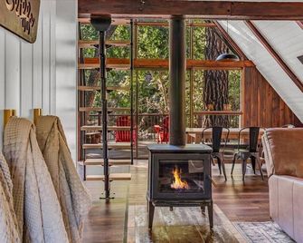 Relaxing A Frame 3-bedroom Cabin with WiFi and AC in Enchanting Forest Setting - Payson - Living room