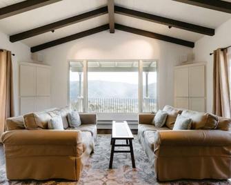 Quiet & Private Guest House with Gorgeous Valley Views - Carmel Valley - Living room